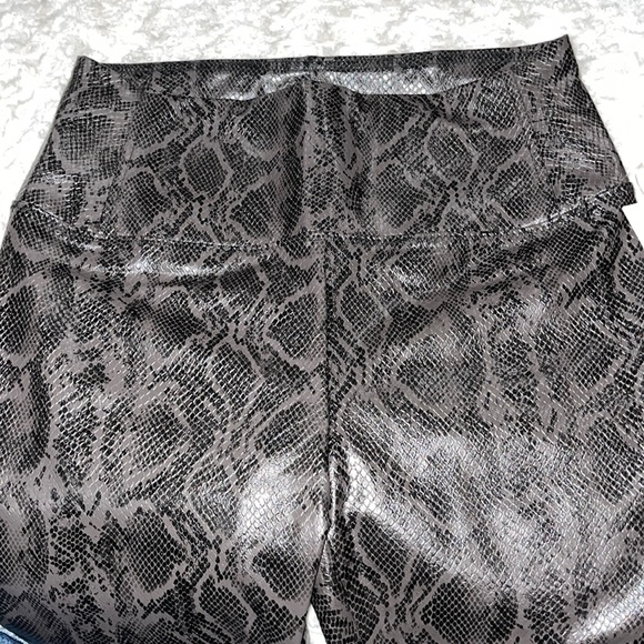 7 FOR ALL MANKIND FAUX Leather embossed Snakeskin Print Legging Sz XS Black/gray - Picture 5 of 13